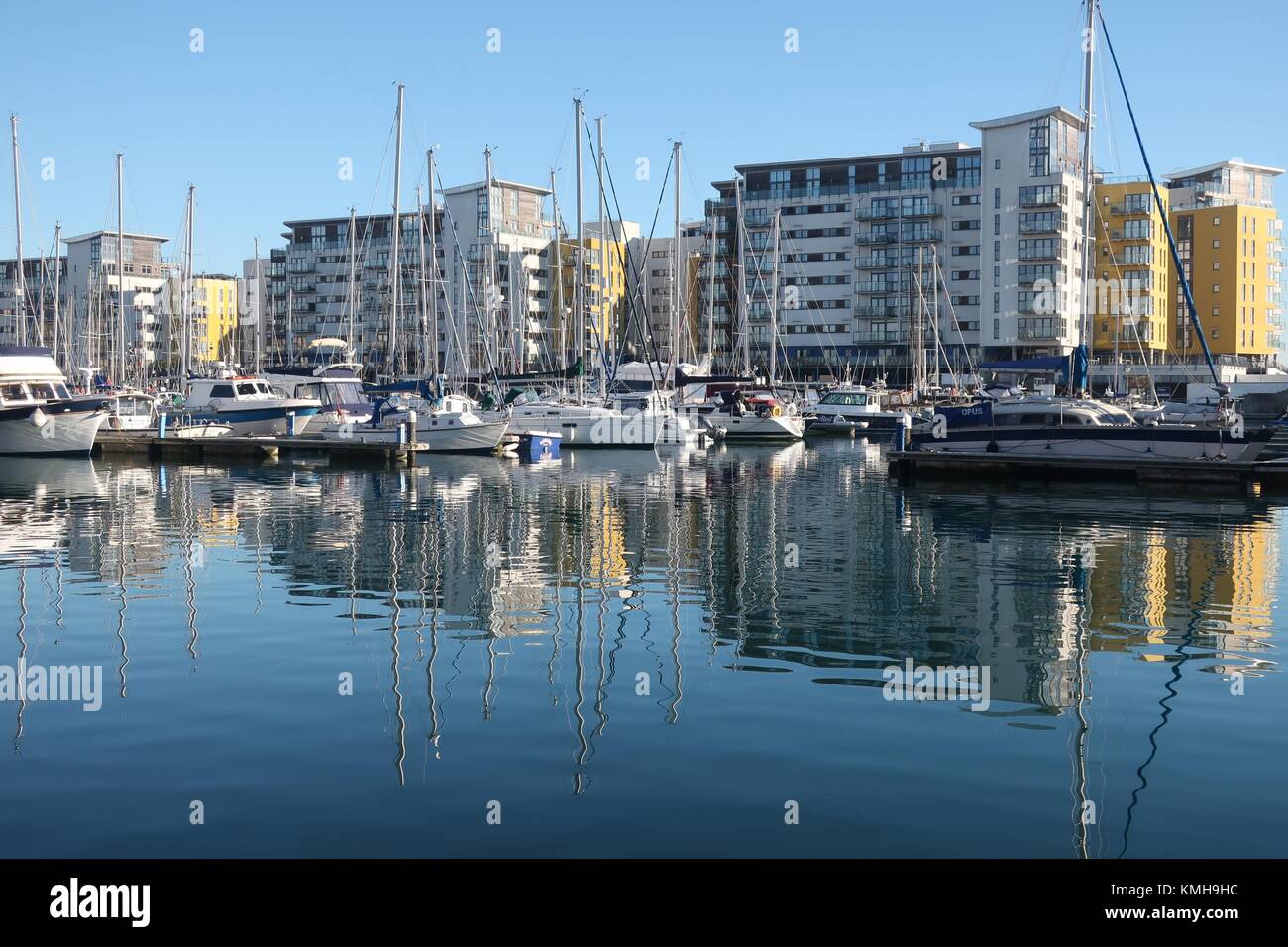 Eastbourne, Royaume-Uni. 12Th Dec 2017. Météo britannique. Les résidents de Port souverain à Eastbourne profiter d'un matin ensoleillé mais froid. Eastbourne, East Sussex, UK Crédit : Ed Brown/Alamy Live News Banque D'Images