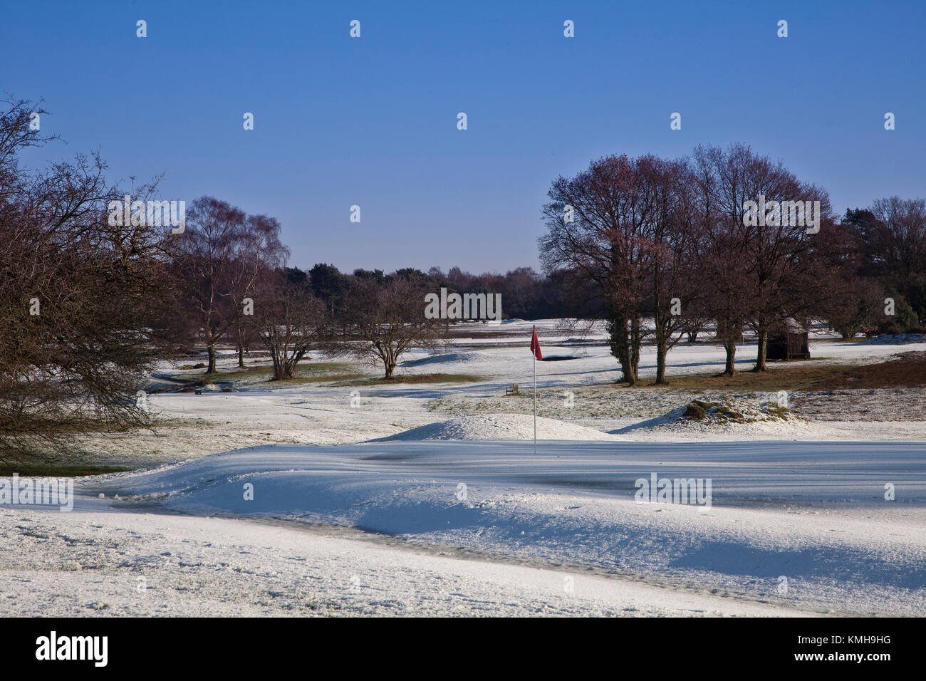 Caritatif ayant repris, Surrey, UK. Dec 12, 2017. La neige a gelé la nuit golf à Walton Heath comme des températures de moins 7 C a bloqué les fairways et greens. Mais le faible soleil fait joli sur les fairways. Credit : Motofoto/Alamy Live News Banque D'Images