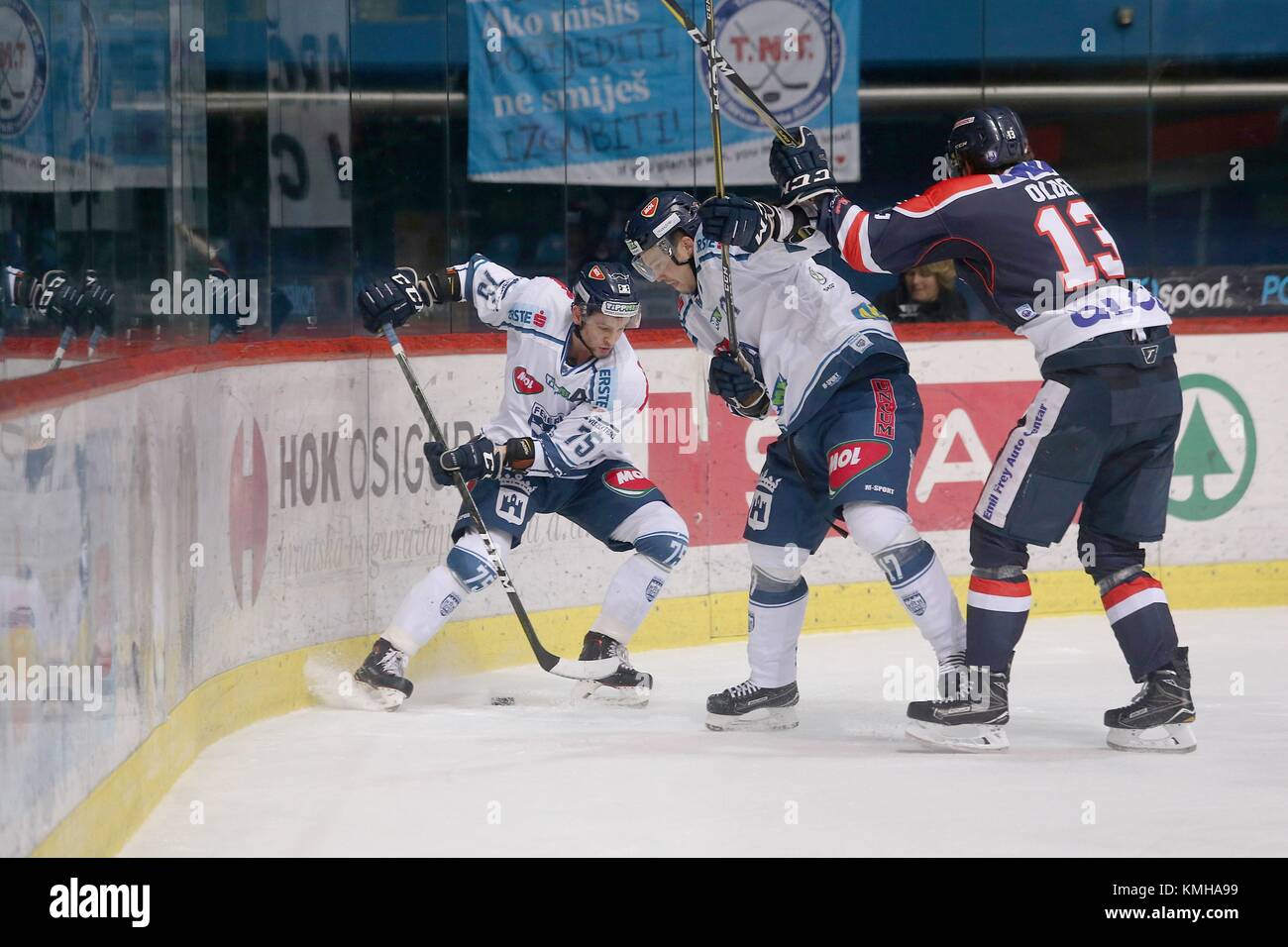 Zagreb, Croatie. Dec 12, 2017. Sondre Olden (R) de la KHL Medvescak rivalise avec Jeff Lovecchio (L) et Juha Uotila de Fehervar19 AV lors de la ronde 26 d'Ebel League match de hockey sur glace entre KHL Medvescak et Fehervar19 AV à Zagreb, Croatie, le 12 décembre 2017. AV Fehervar19 a gagné 3-2. Credit : Dalibor Urukalovic/Xinhua/Alamy Live News Banque D'Images