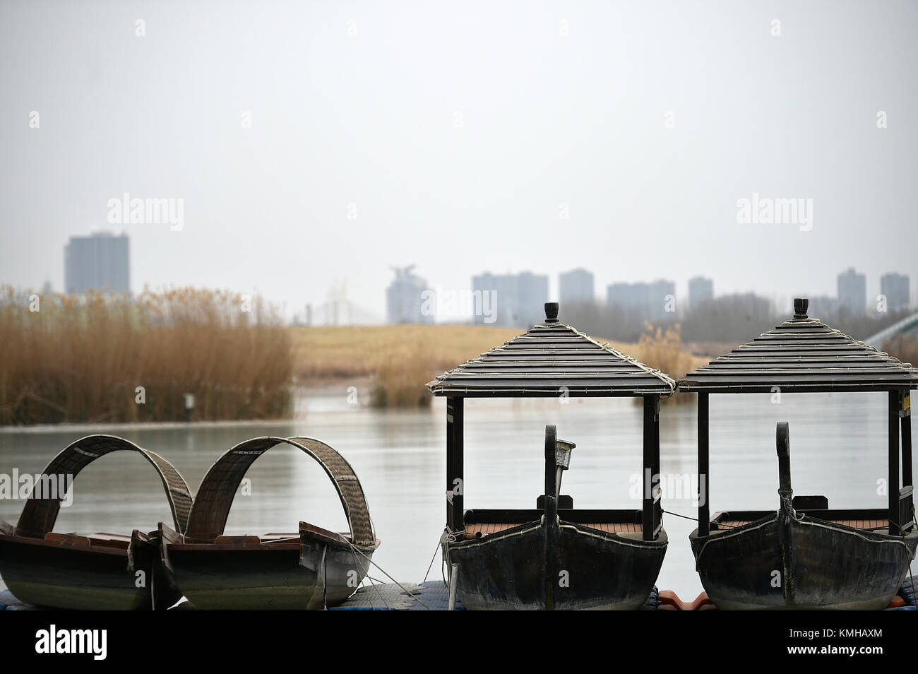 (171213) -- YINCHUAN, 13 déc 2017 (Xinhua) -- photos prises le 13 décembre 2017 présente le décor d'hiver Yuehai lake à Yinchuan, capitale de la Chine du nord-ouest de la région autonome du Ningxia Hui. Le lac est la plus grande zone humide de la ville. (Xinhua/Li ran) (lb) Banque D'Images