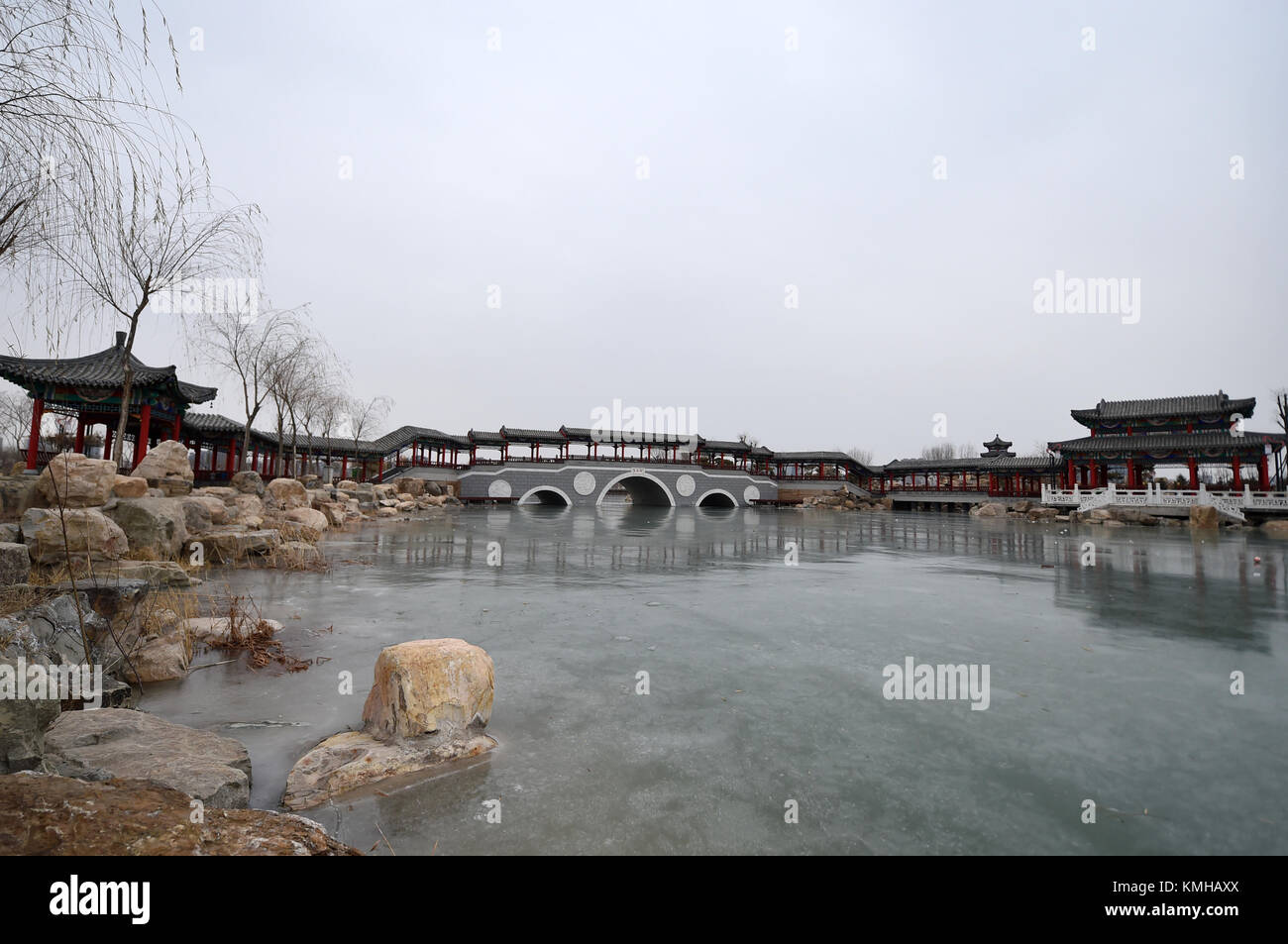 (171213) -- YINCHUAN, 13 déc 2017 (Xinhua) -- photos prises le 13 décembre 2017 présente le décor d'hiver Yuehai lake à Yinchuan, capitale de la Chine du nord-ouest de la région autonome du Ningxia Hui. Le lac est la plus grande zone humide de la ville. (Xinhua/Li ran) (lb) Banque D'Images