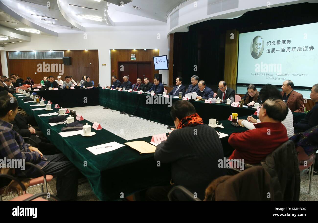 (171213) -- BEIJING, 13 décembre 2017 (Xinhua) -- Un colloque marquant le 100e anniversaire de la naissance de maître diaphonie chinois Hou Baolin est tenue à Beijing, capitale de la Chine, 13 décembre 2017. (Xinhua/Zheng Huansong) (lb) Banque D'Images
