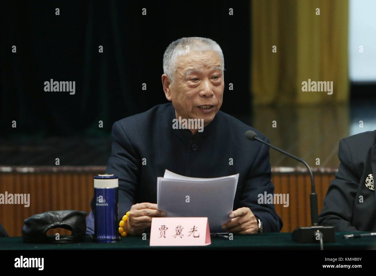(171213) -- BEIJING, 13 décembre 2017 (Xinhua) -- Un participant parle au cours d'un symposium marquant le 100e anniversaire de la naissance de maître Hou Baolin diaphonie chinois à Beijing, capitale de la Chine, 13 décembre 2017. (Xinhua/Zheng Huansong) (lb) Banque D'Images