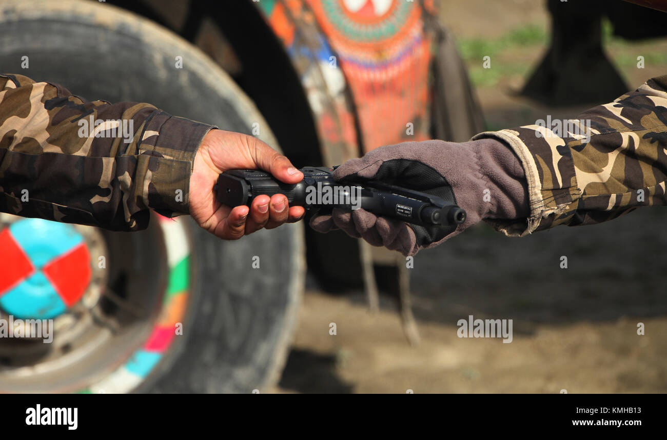 Nangarhar, Afghanistan. 13 Décembre, 2017. Les forces de sécurité afghanes ont saisi l'affichage des munitions et d'armes dans la ville de Jalalabad, la province de Nangarhar, Afghanistan, le 13 décembre 2017. Les forces de sécurité afghanes ont saisi les munitions, armes lors d'une opération militaire à Nangarhar mardi soir, un fonctionnaire local, a déclaré mercredi. Credit : Rahman Safi/Xinhua/Alamy Live News Banque D'Images