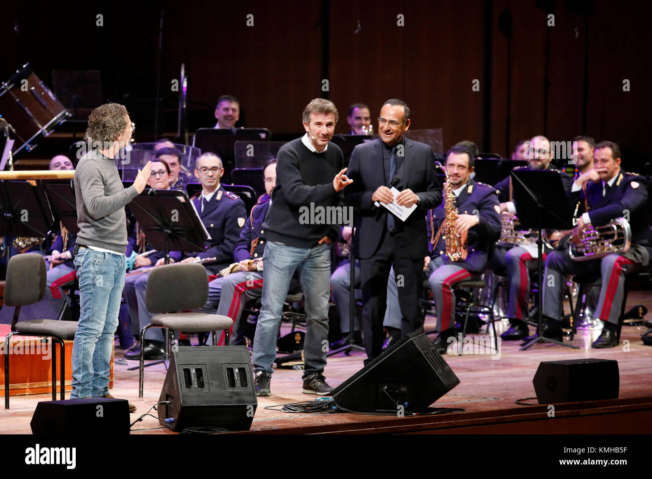 Rome, Italie - 11 décembre 2017 : Salvo duo comique Ficarra et Valentino Picone effectuer sur la scène de l'Auditorium Parco della Musica, à l'occasion du concert de la bande de la Police d'État, 'Être là toujours, avec de la musique et des mots". Banque D'Images