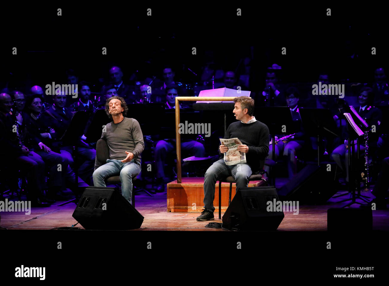 Rome, Italie - 11 décembre 2017 : Salvo duo comique Ficarra et Valentino Picone effectuer sur la scène de l'Auditorium Parco della Musica, à l'occasion du concert de la bande de la Police d'État, 'Être là toujours, avec de la musique et des mots". Banque D'Images