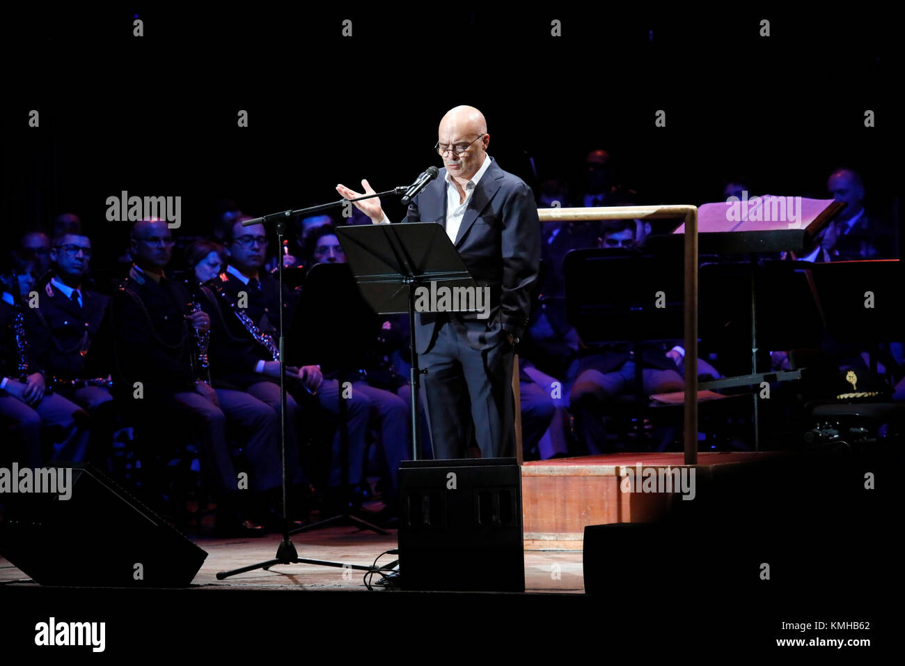 Rome, Italie - 11 décembre 2017 : l'acteur Luca Zingaretti effectue sur la scène de l'Auditorium Parco della Musica, à l'occasion du concert de la bande de la Police d'État, 'Être là toujours, avec de la musique et des mots". Banque D'Images