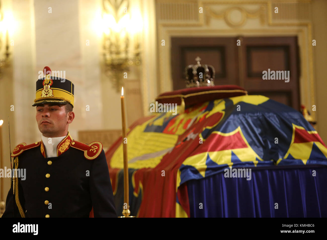 Bucuresti, Roumanie. 13 Décembre, 2017. Bucarest, Roumanie - 13 décembre 2017 : Les citoyens sont présentant un dernier hommage au regretté roi Michel I de Roumanie, au Hall de trône à l'ancien Palais Royal, Musée National d'art maintenant. Crédit : Gabriel Petrescu/Alamy Live News Banque D'Images