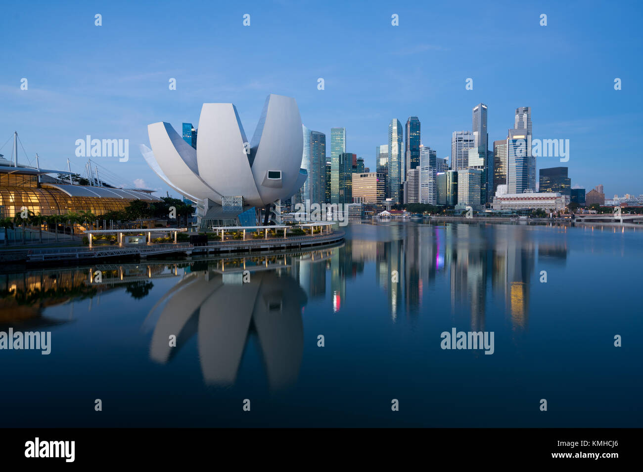 Panorama du quartier des affaires de Singapour Singapour skyline et gratte-ciel de nuit à Marina Bay, Singapour. Banque D'Images