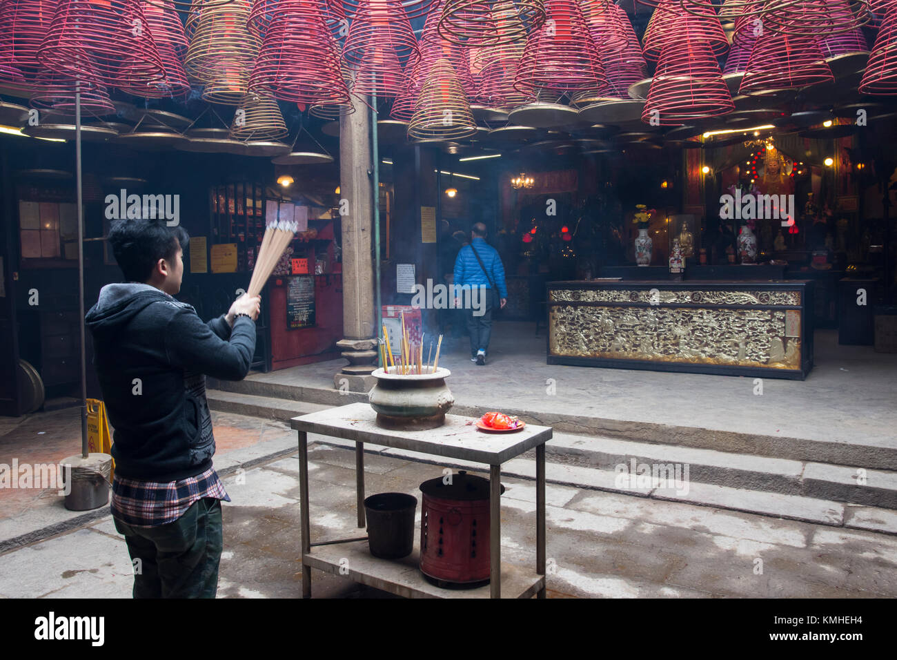 Un homme qui prie à Tin Hau Temple à Hong Kong Banque D'Images