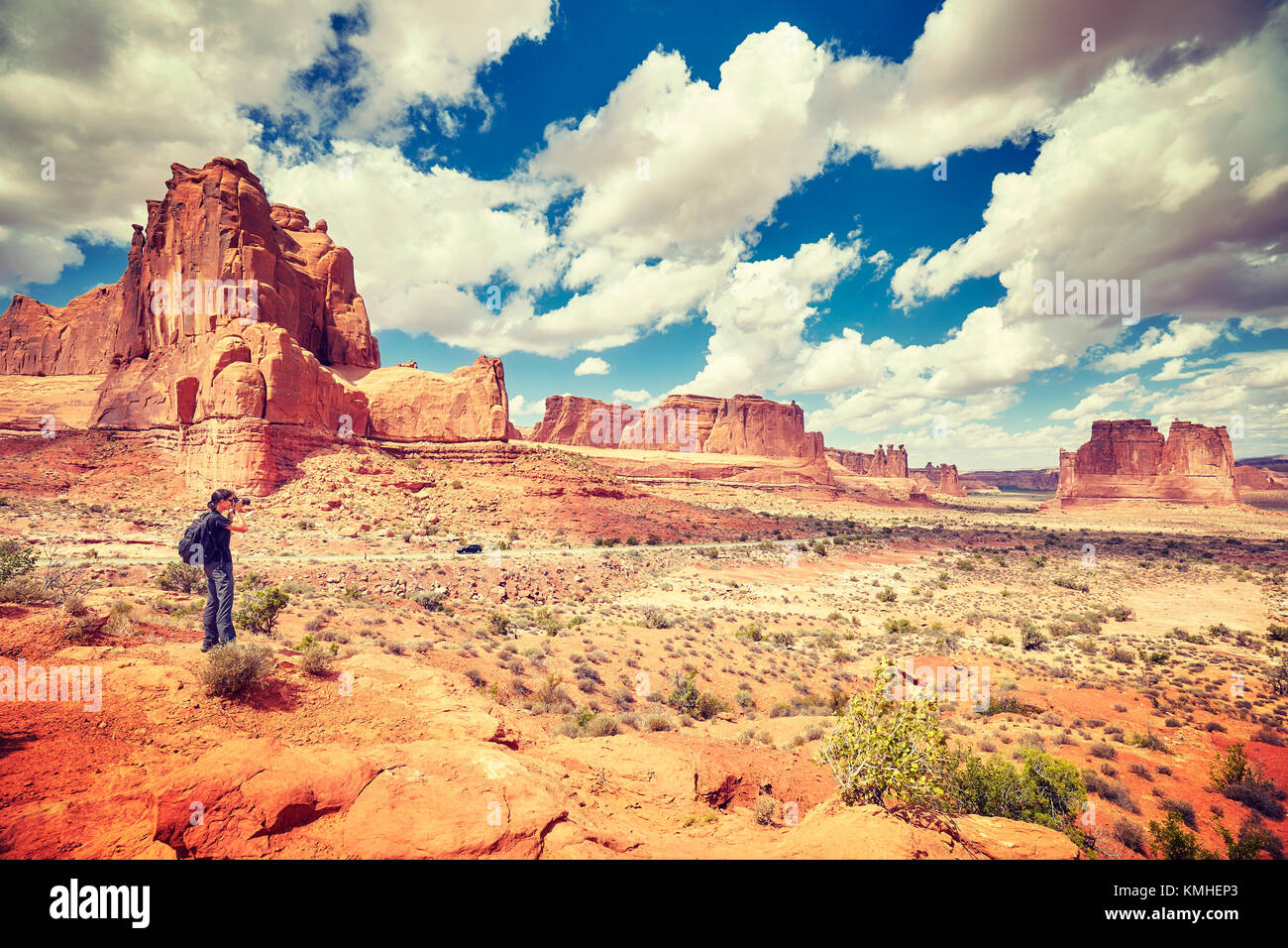 Femme photographe prend des photos dans le parc national des arches, tons de couleur libre, Utah, USA. Banque D'Images