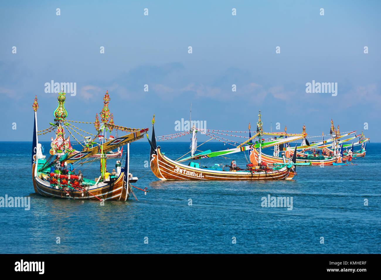 L'île de Bali, jembrana, Indonésie - 20 septembre 2015 : bateaux de pêche en bois traditionnel amarre en vieux port de pêcheurs sur l'île de Bali près de perancak Banque D'Images