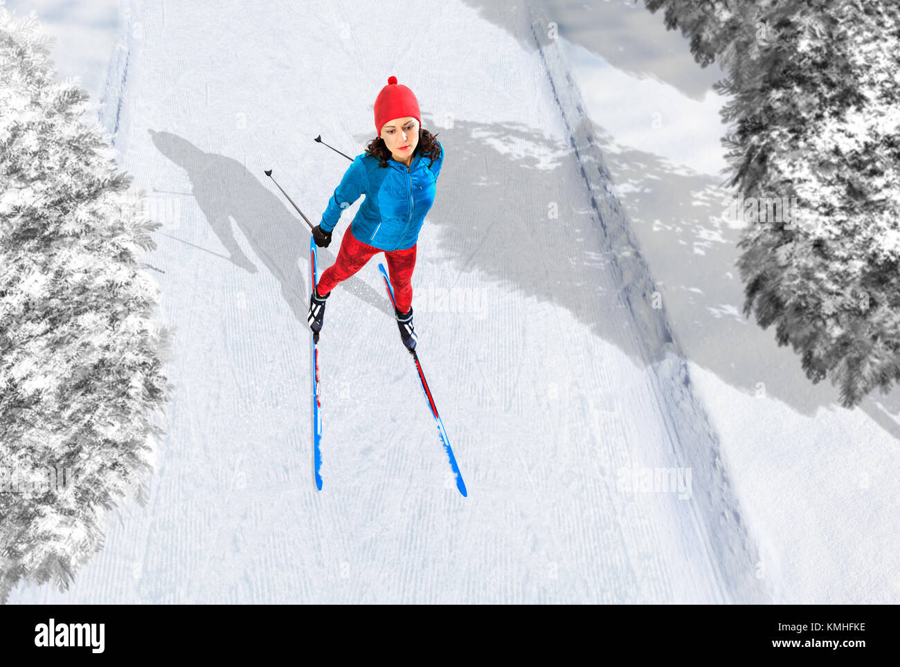 Une femme ski de fond dans la forêt d'hiver Banque D'Images