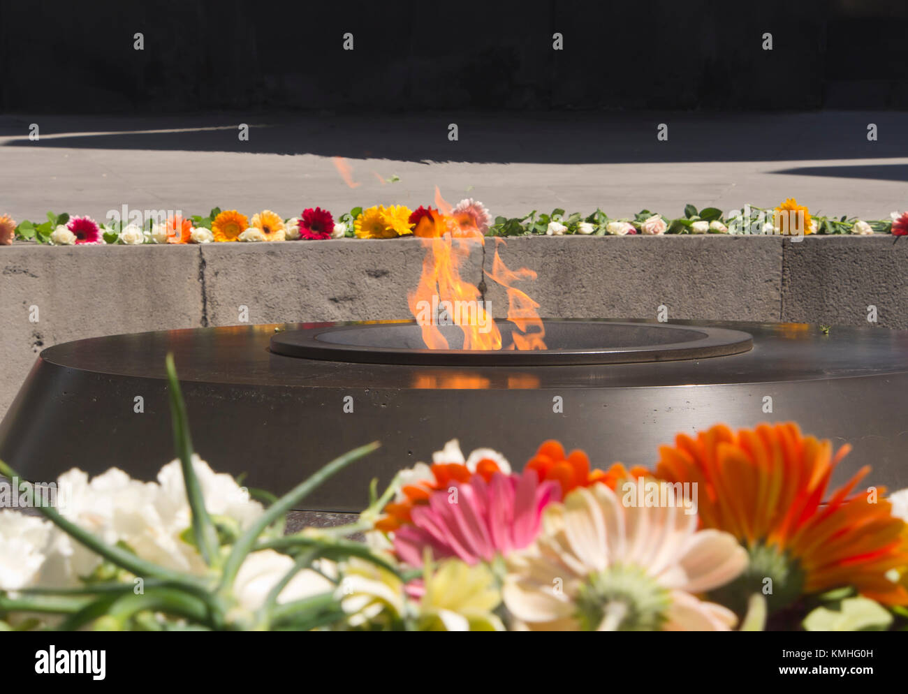 Du patrimoine arménien, le mémorial du génocide et de musée, Tzitzernakaberd,sur une colline n'Arménie Erevan, flamme éternelle entouré par des dalles de basalte Banque D'Images