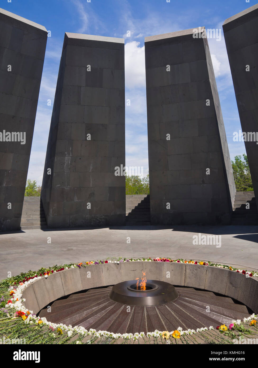 Du patrimoine arménien, le mémorial du génocide et de musée, Tzitzernakaberd,sur une colline n'Arménie Erevan, flamme éternelle entouré par des dalles de basalte Banque D'Images