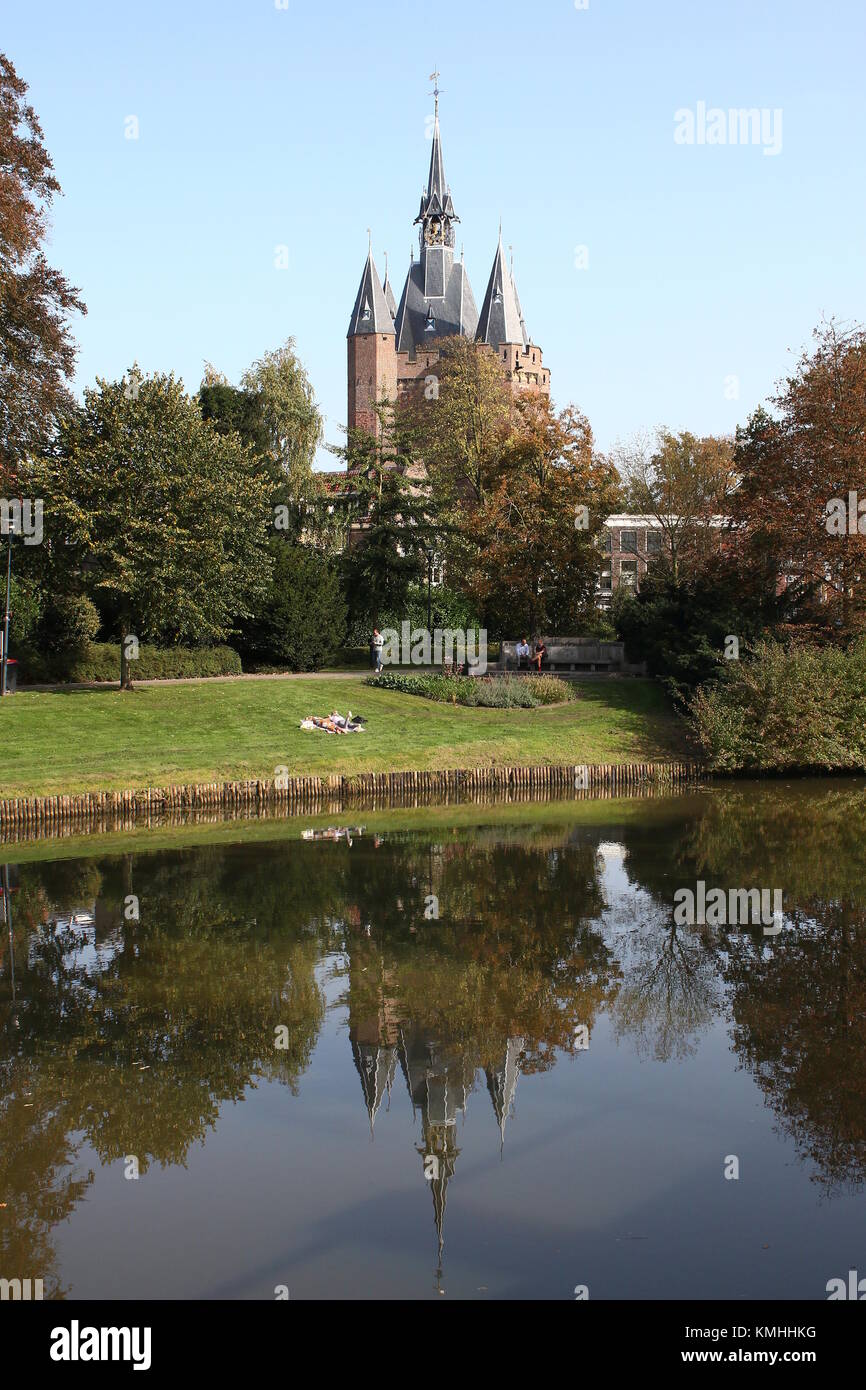 Zwolle Pays-bas- Zwendelarij:canal avec vues sur Sassenpoort (Sassen Gate), une guérite médiévale.- Été 2017 Banque D'Images