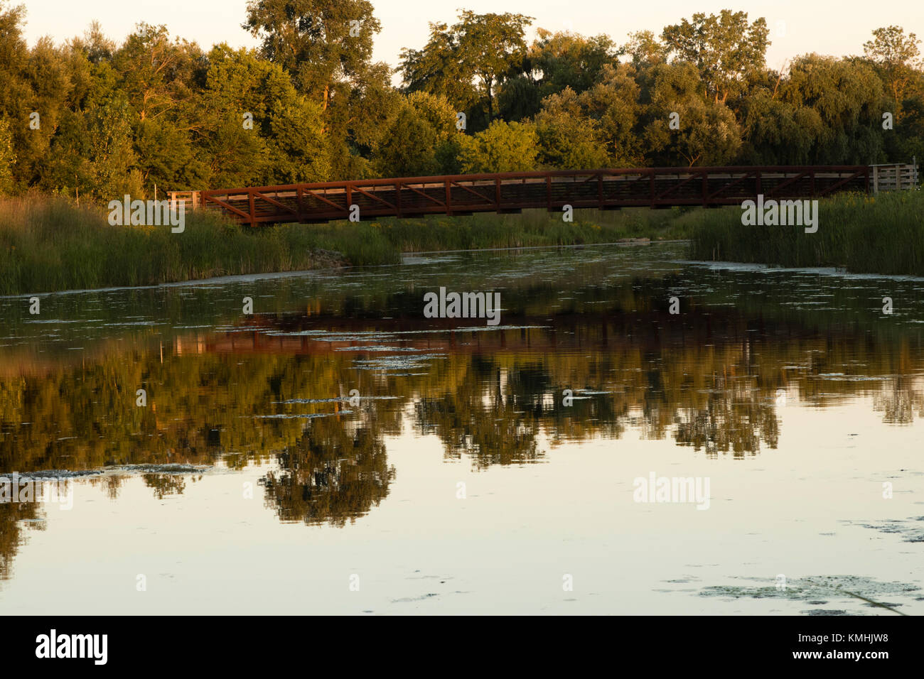 Pont sur l'eau à Elm Grove Village Park en été Banque D'Images