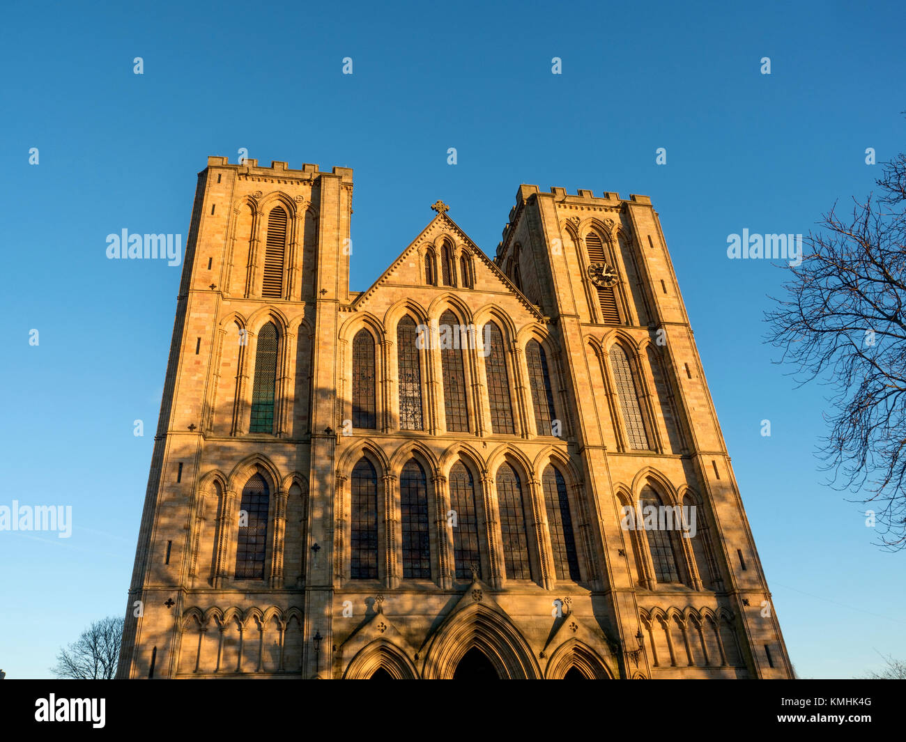 Avant de l'ouest de la cathédrale de Ripon Ripon au coucher du soleil au nord Yorkshire Angleterre Banque D'Images