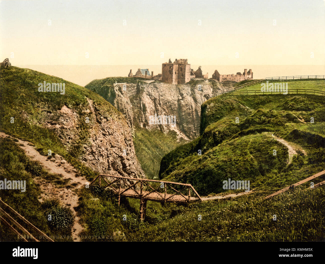 Le château de Dunottar, situé à Stonehaven, en Écosse, est une forteresse historique dont les origines remontent au XIIIe siècle. Cette image des années 1890 capture la grandeur architecturale du château et sa position sur une falaise surplombant la mer du Nord. Banque D'Images Le château de Dunottar, situé à Stonehaven, en Écosse, est une forteresse historique dont les origines remontent au XIIIe siècle. Cette image des années 1890 capture la grandeur architecturale du château et sa position sur une falaise surplombant la mer du Nord. Banque D'Images