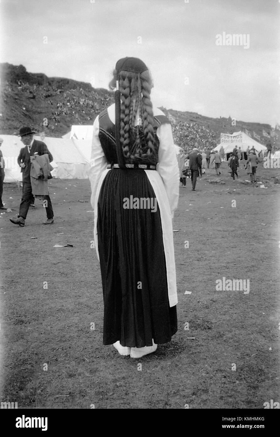 Une femme debout dans le parc national de Thingvellir, en Islande, connue pour son importance géologique en tant que point de rencontre des plaques tectoniques nord-américaine et eurasienne. La région est un site du patrimoine mondial de l'UNESCO, riche en valeur historique et naturelle. Banque D'Images