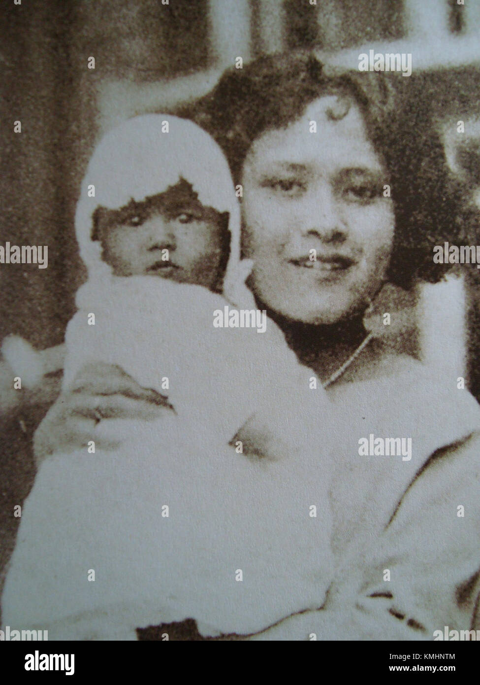 Maman Sangwal avec M.C. Galyani Vadhana capturé dans un moment historique ou culturel, impliquant peut-être une signification royale ou culturelle en Thaïlande. Banque D'Images