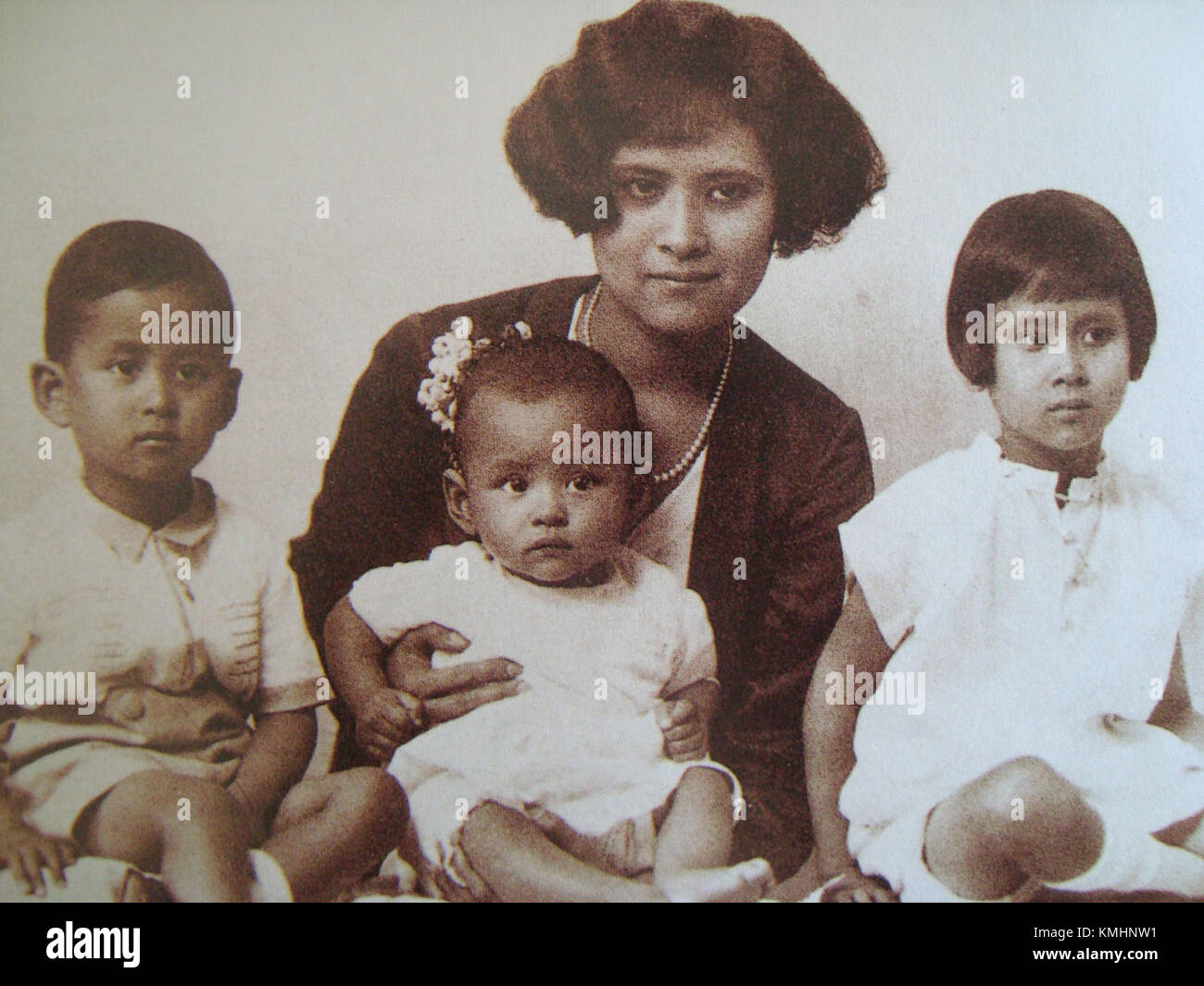 Maman Sangwal et ses enfants apparaissent dans ce titre, faisant probablement référence à un contexte familial ou social. Le titre pourrait impliquer une photo ou une histoire mettant en évidence leur vie ou leur contexte culturel. Banque D'Images