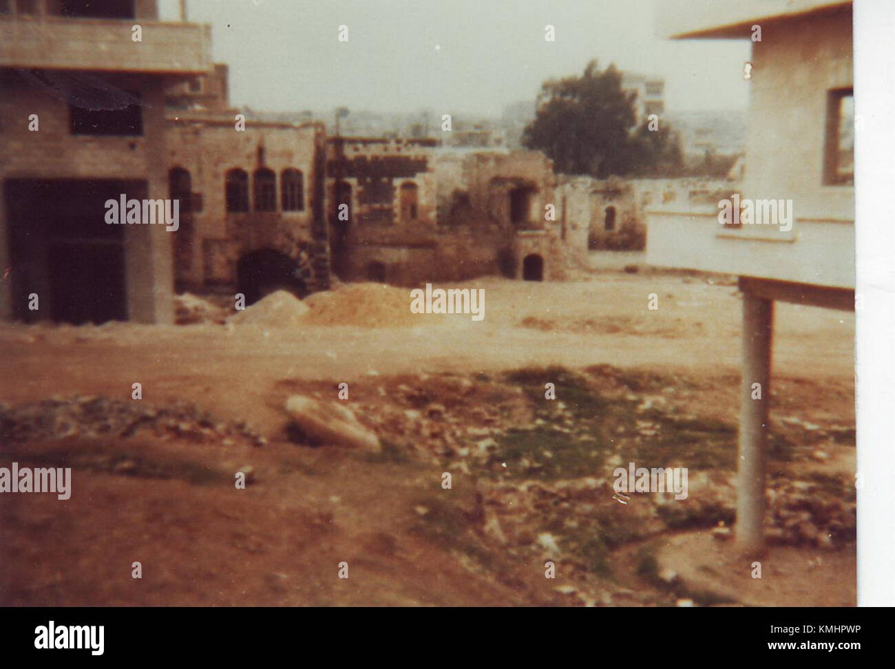 Ce titre fait référence aux conséquences du massacre de Hama, qui a eu lieu en 1982 pendant la guerre civile syrienne. L’événement a marqué un chapitre important et tragique de l’histoire syrienne, où des milliers de civils ont été tués dans la ville de Hama par le gouvernement syrien. Banque D'Images
