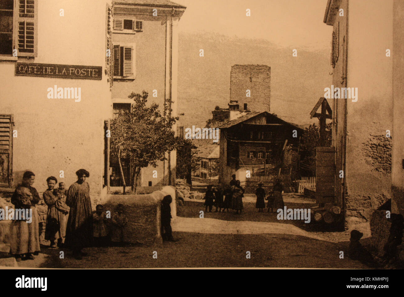 Cette photographie historique de 1927 représente la rue de la poste à Chalais, une ville de Suisse. L'image capture la scène de rue, offrant un aperçu de l'architecture et de l'atmosphère de l'époque. Banque D'Images