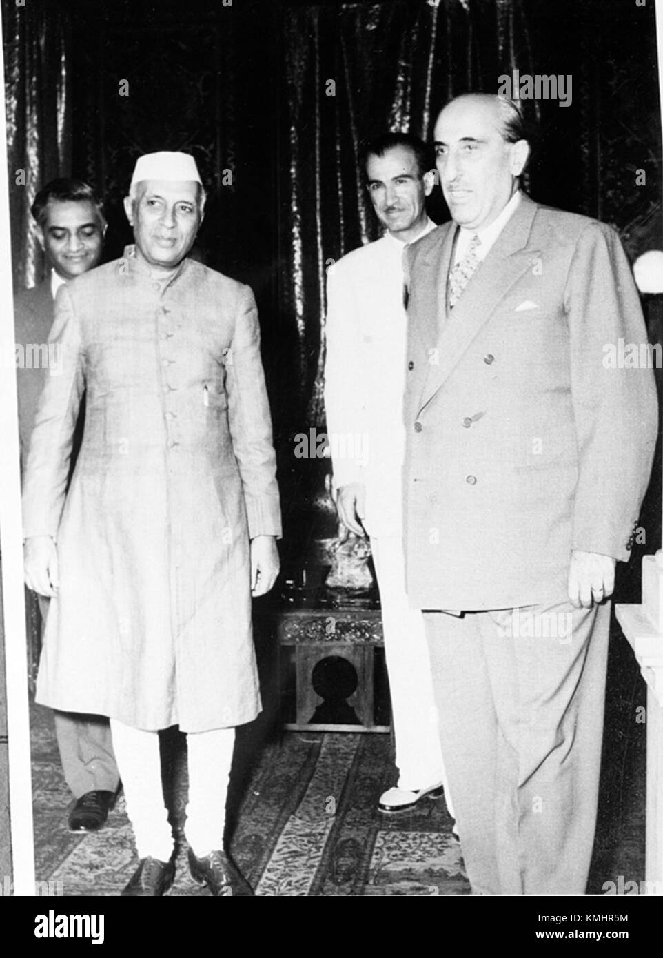 Le président syrien Shukri al-Quwatli et le Premier ministre indien Jawaharlal Nehru À Damas Banque D'Images