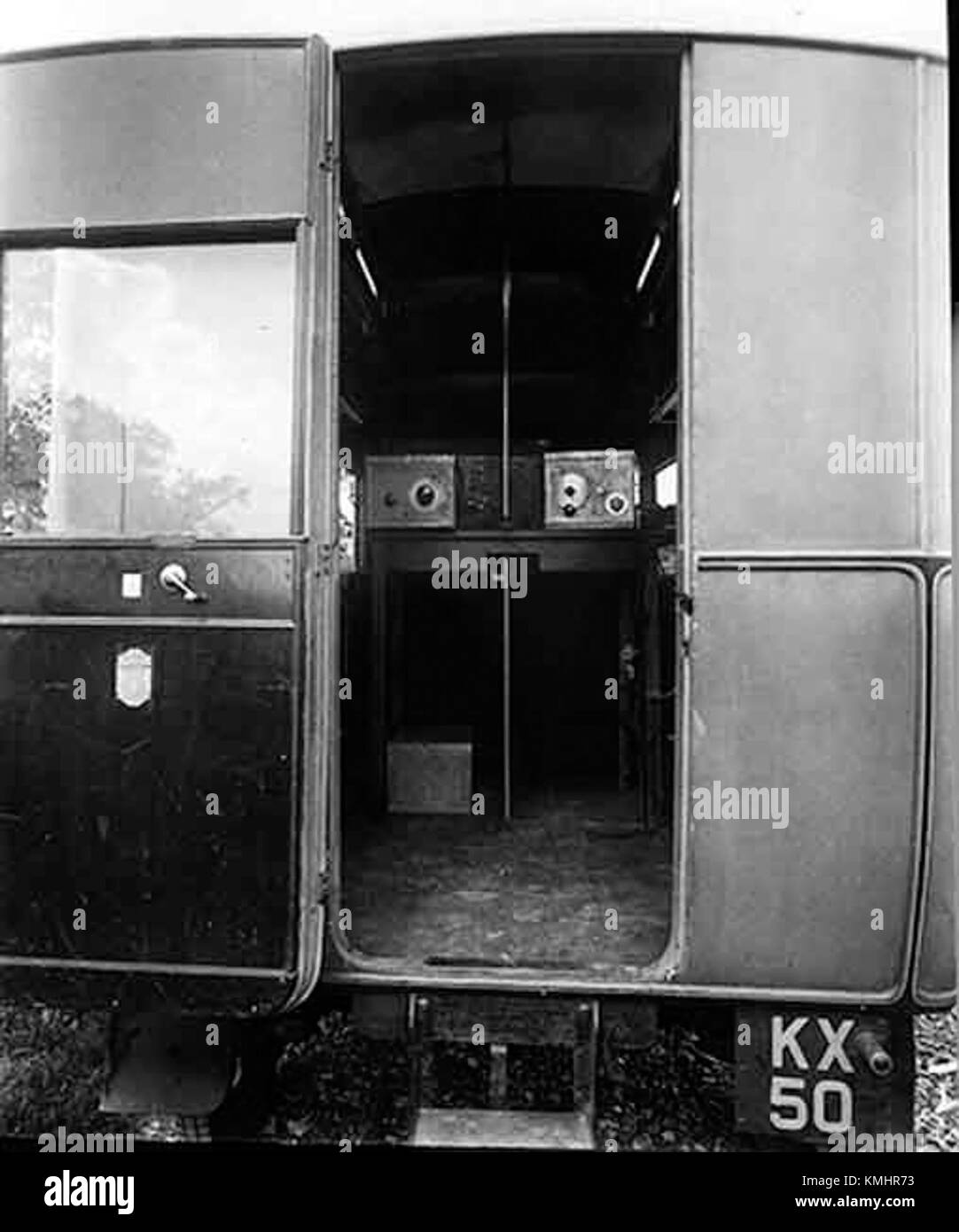 La fourgonnette radio Ditton Park, représentée de l'arrière, est un véhicule du début du XXe siècle conçu pour la radiodiffusion. Il s’agit d’une pièce historique de la technologie de communication, symbolisant l’évolution des médias mobiles à l’ère pré-numérique. Banque D'Images