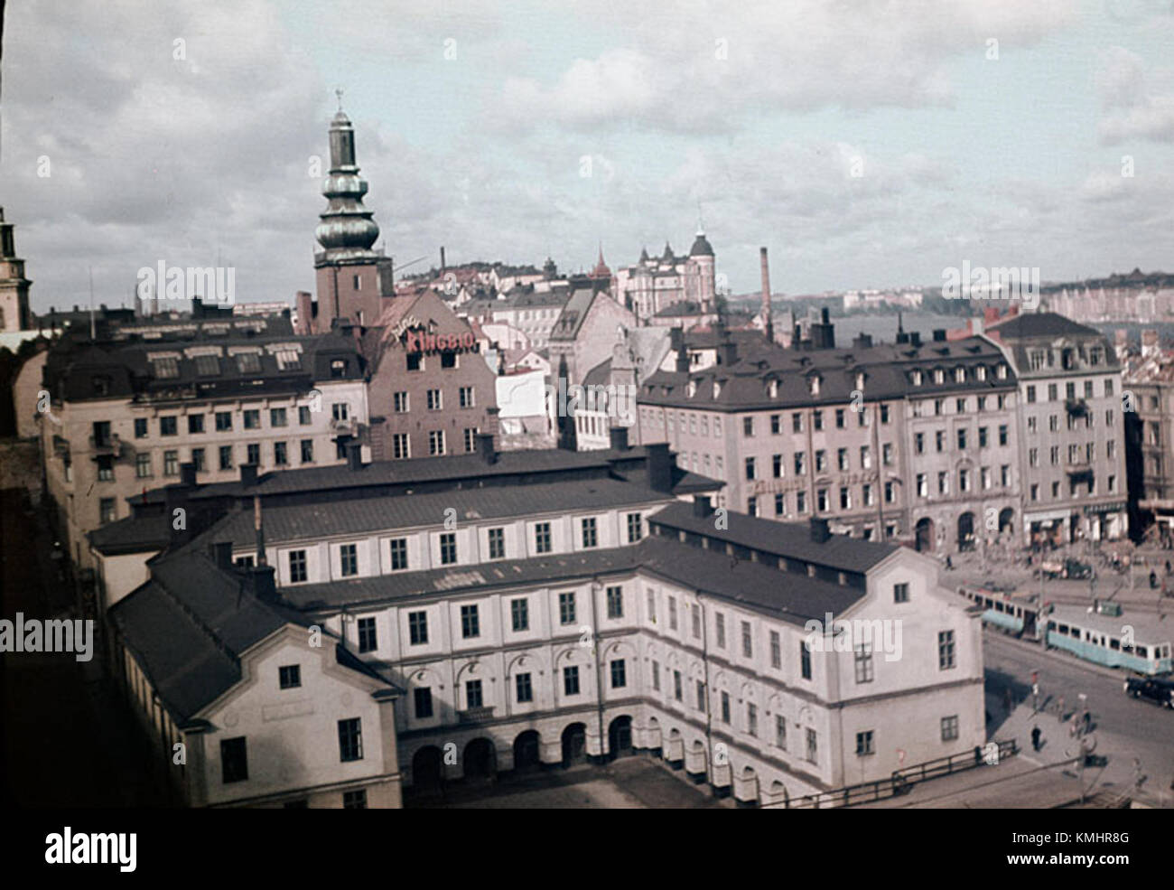 Le centre-ville de Stockholm, capturé dans cette image historique, met en valeur le cœur de la capitale suédoise. La photographie reflète le développement urbain et l'architecture dans les quartiers centraux de Stockholm. Banque D'Images