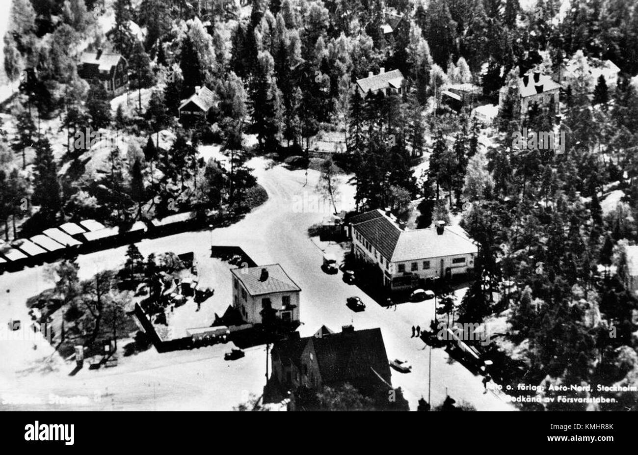 Stuvsta Centrum, un district du sud de Stockholm, en Suède, développé dans les années 1950, reflète la planification urbaine du milieu du XXe siècle et la croissance suburbaine suédoise. Le centre est connu pour ses bâtiments résidentiels et son architecture moderniste. Banque D'Images