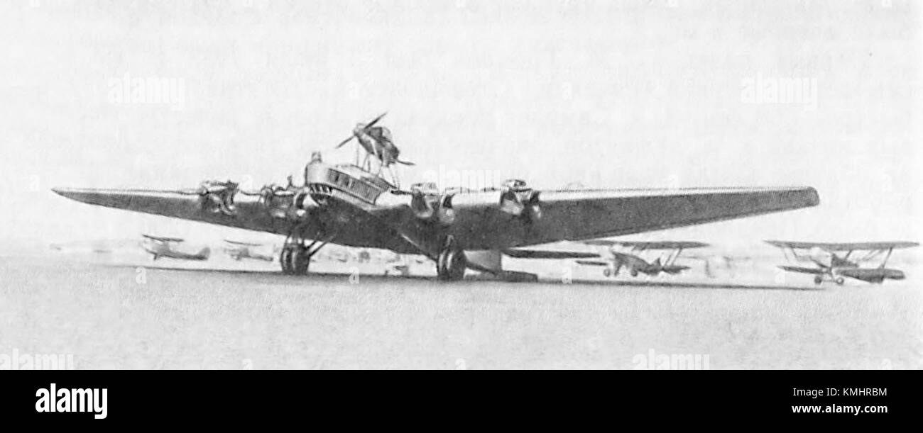 Le Tupolew ANT-16 est un avion soviétique conçu pour la reconnaissance et le transport. Il a été développé au milieu du XXe siècle, servant dans divers rôles dans l'aviation au sein de l'Union soviétique. Banque D'Images
