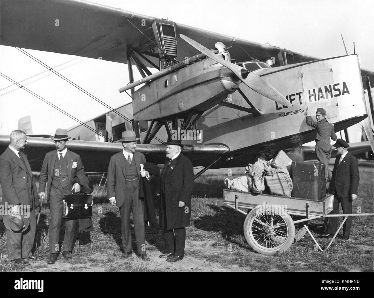 Une photographie de Stettin de 1927, capturée par Carl Meurling et Yngve Larsson, avec l'avion Lufthansa en arrière-plan, montrant l'histoire de l'aviation. Banque D'Images