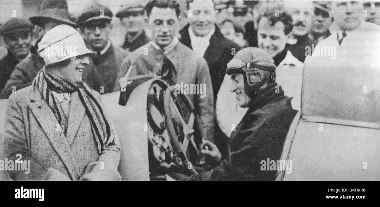 Malcolm Campbell, détenteur d'un record de vitesse britannique, est représenté à Pendine, au pays de Galles, en janvier 1927. Sa participation à des essais de vitesse a contribué à consolider son héritage dans l'histoire de l'automobile. Banque D'Images