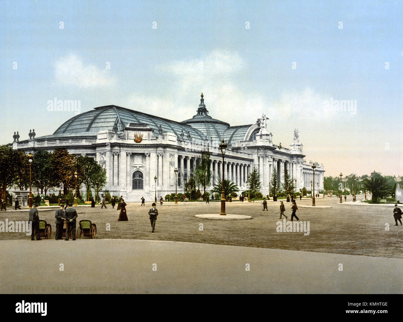 Le Grand Palais, construit pour l’exposition universelle de 1900 à Paris, est un chef-d’œuvre architectural emblématique, mettant en valeur la grandeur de l’exposition universelle et servant de symbole à l’innovation et au design français. Banque D'Images