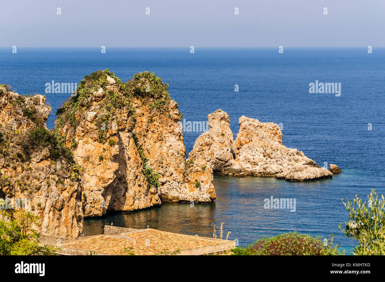 Côte irrégulière dans la ville de tonara de Scopello, Sicile Banque D'Images