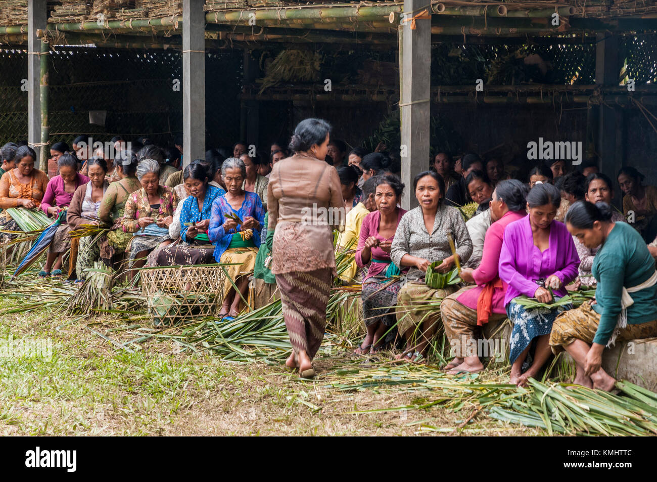 Les femmes dans le village de tegalalang, faire des paniers pour transporter les offrandes à un rituel traditionnel, crémation, tegalalang, Gianyar, Bali, indonesi Banque D'Images