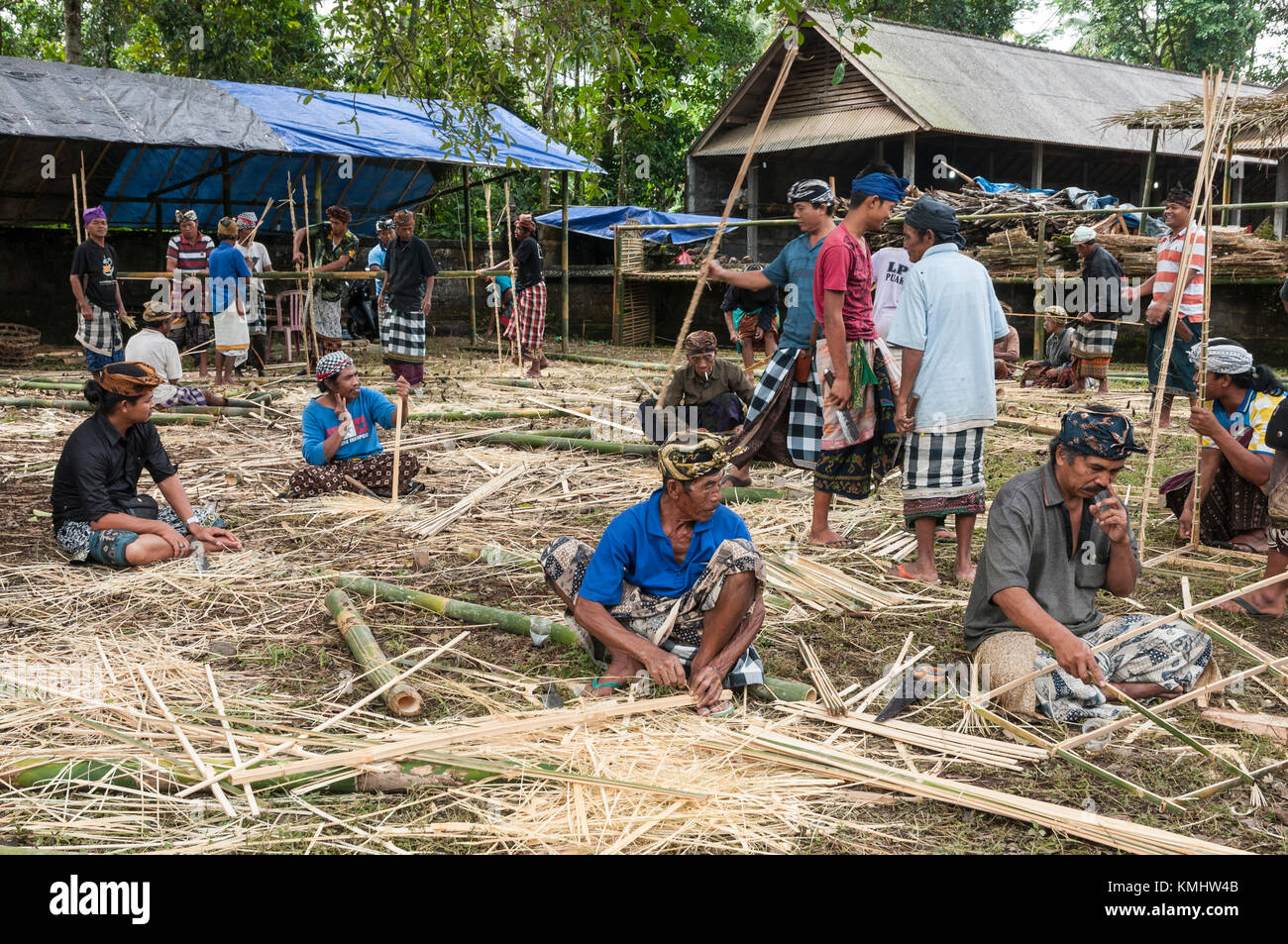 Des hommes fabriquant des biers pour porter des cercueils lors d'un rituel traditionnel de crémation communautaire, village de Tegalalang, Gianyar, Bali, Indonésie. Banque D'Images