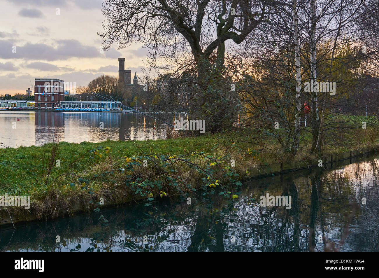 La nouvelle rivière à Woodberry Down, au nord de Londres, en hiver, à l'ouest du réservoir Banque D'Images