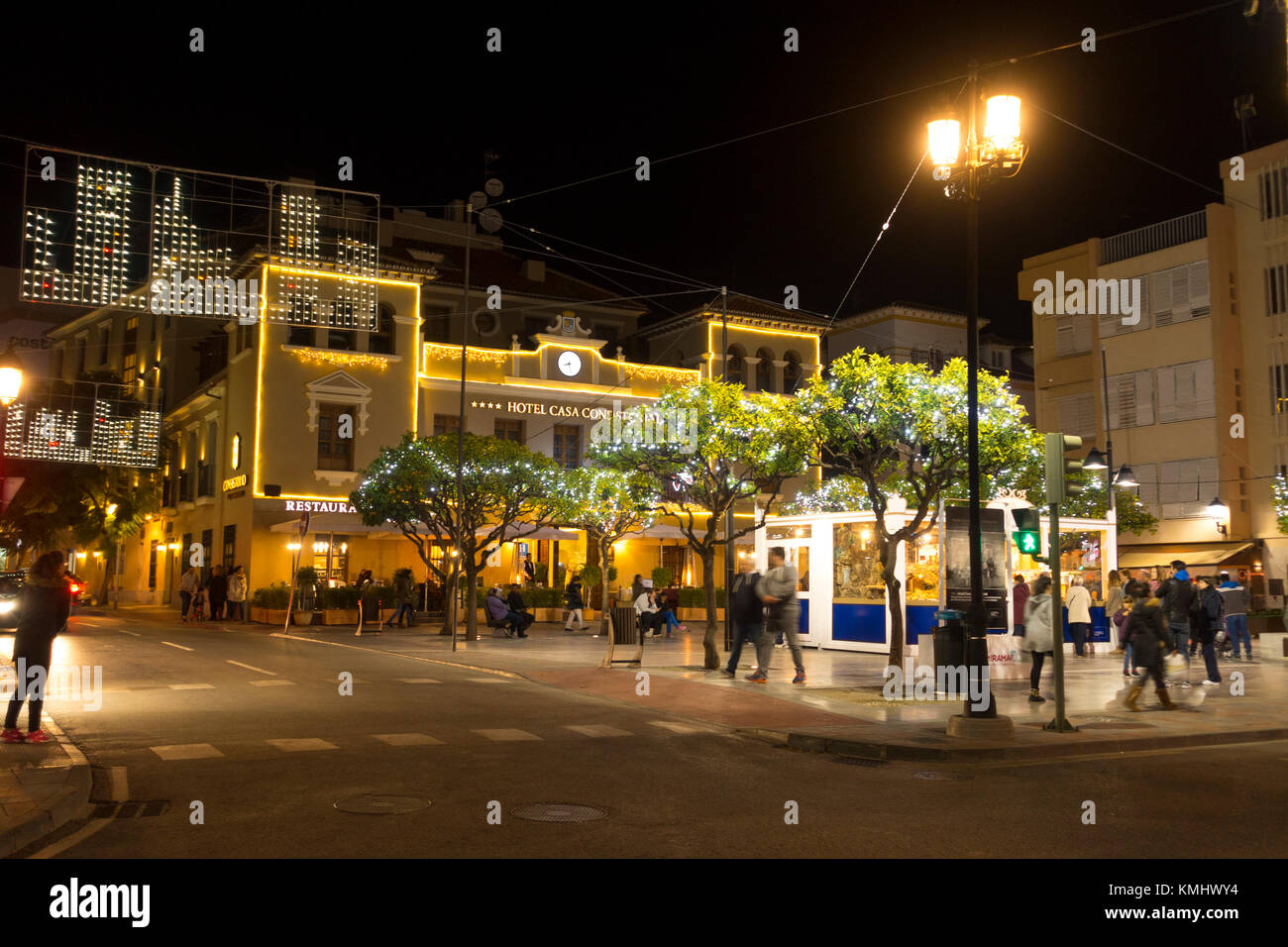 Casa Consistorial. Hôtel décoré avec des lumières de Noël, crèche, Belén et à l'avant, Fuengirola, Costa del Sol, Andalousie, espagne. Banque D'Images