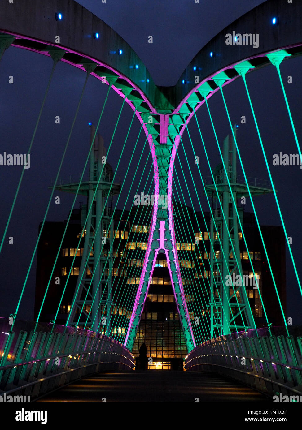 L'affichage change constamment de lumières sur le pont Lowry aka Millennium Bridge, Lowry Arts Centre, Salford Quays, Salford, Manchester, UK Banque D'Images