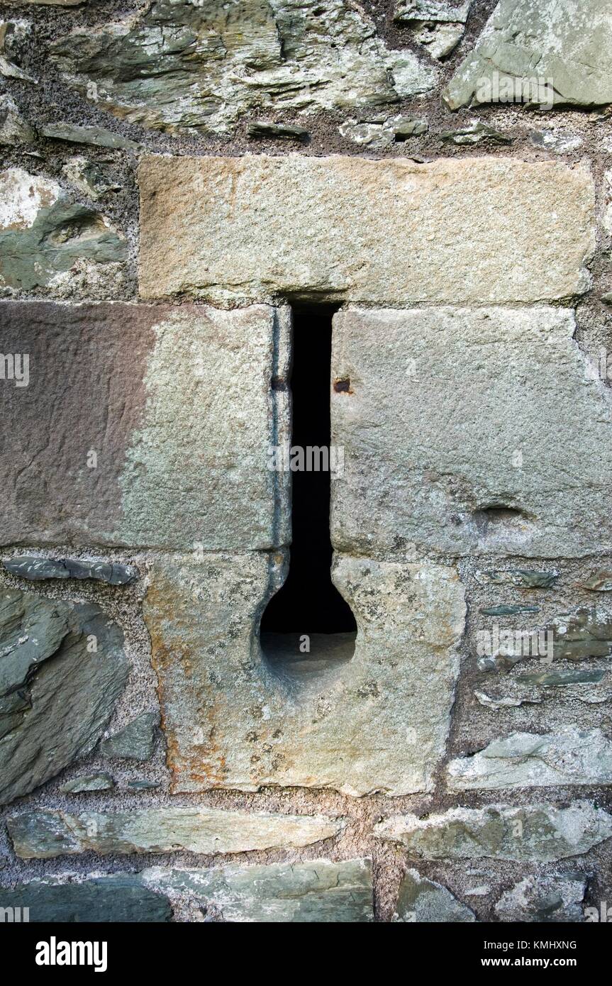 Fente flèche prolongée comme gun-boucle au château de l'aide des défenseurs. Cardoness, Lichfield, Dumfries et Galloway, Écosse Banque D'Images