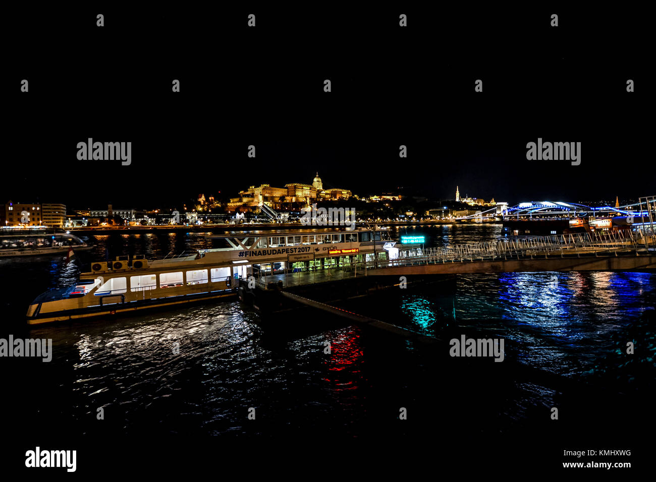 En fin de soirée en tant que tour croisière sur la Danube avec le quartier du château de lumière sur la colline à Budapest Hongrie Banque D'Images