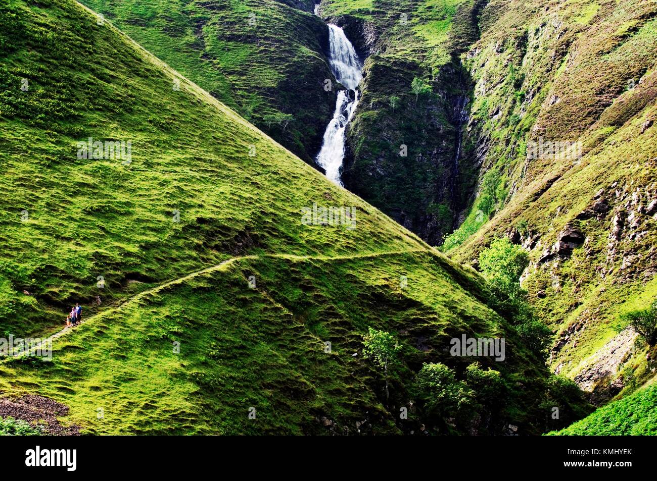 Les marcheurs sur le chemin de la queue de la jument grise 200 ft. cascade, au nord-est de Moffat, dans la région de Dumfries et Galloway Ecosse Banque D'Images