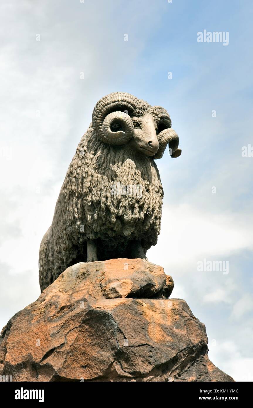 Frontières hill ferme de moutons ville thermale de Moffat. La région de Dumfries et Galloway, en Écosse. Statue de ram sur le dessus de la fontaine de Colvin Banque D'Images