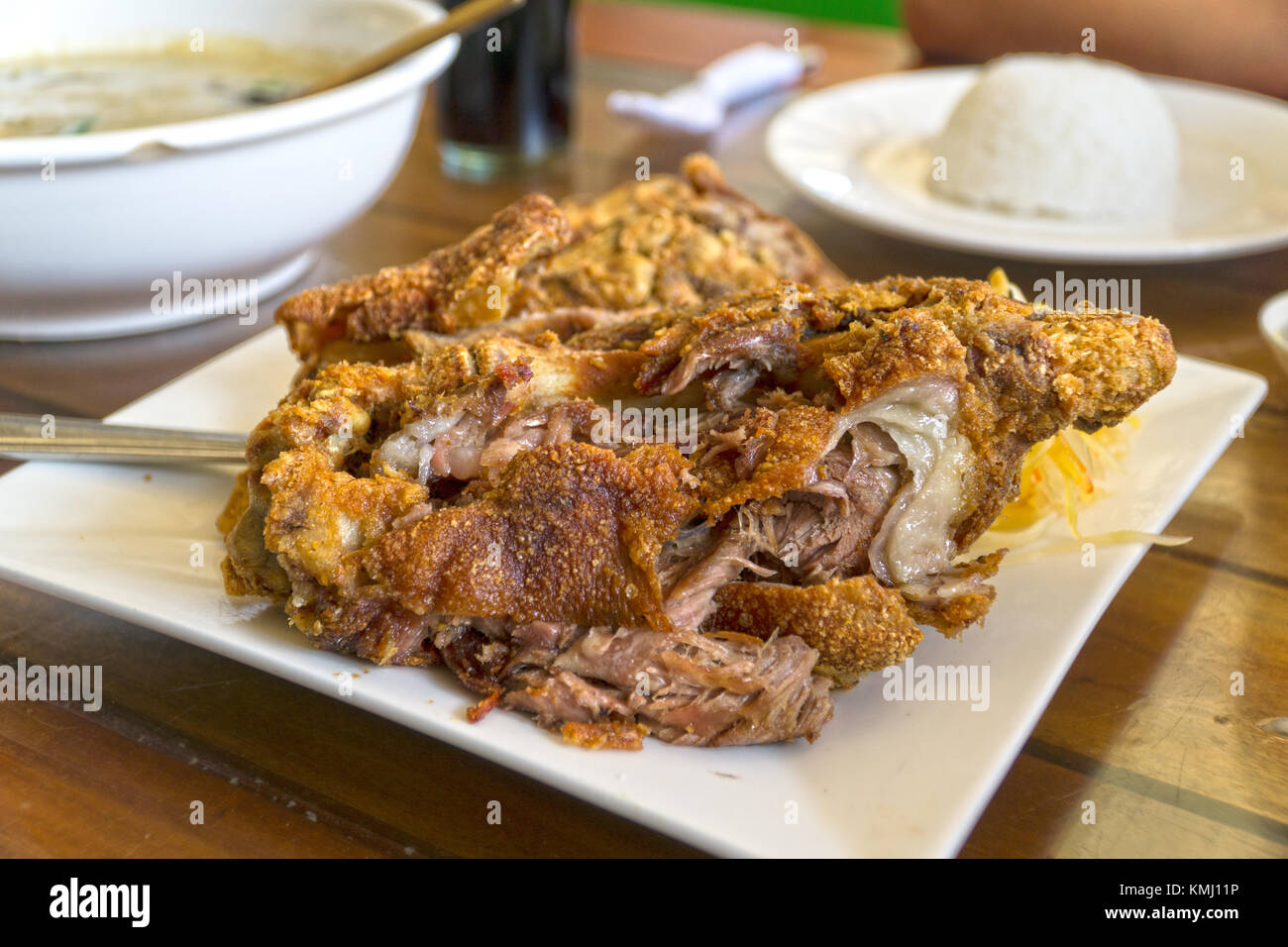 Un plat de porc frit,jambe servi dans les Philippines, connu localement sous le croustillant de Pata. Banque D'Images