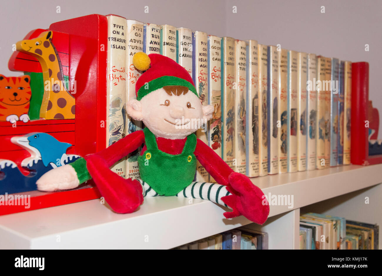 'Elf sur une étagère' Christmas soft toy, Surrey, Angleterre, Royaume-Uni Banque D'Images