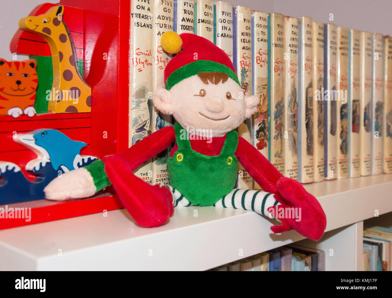 'Elf sur une étagère' Christmas soft toy, Surrey, Angleterre, Royaume-Uni Banque D'Images