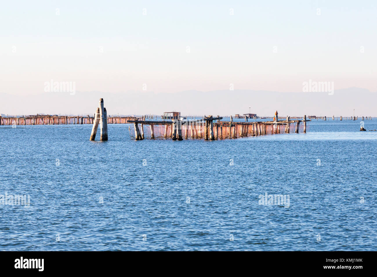 Les filets de pêche suspendus sur poteaux de bois ou des pilotis dans la lagune de Venise près de Chioggia, Venise, Vénétie, Italie Banque D'Images